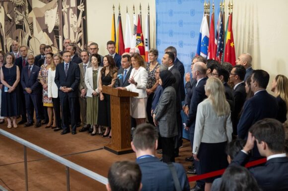 118 Staaten, darunter alle Sicherheitsratsmitglieder (auch die Schweiz) haben eine Erklärung unterzeichnet, welche der belagerten UN-Organisation für Palästinenserflüchtlinge (UNRWA) Vertrauen ausspricht. Die Initiative ging von Slowenien, Jordanien und Kuwait aus. / UN Photo, Eskinder Debebe .